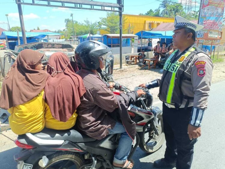 Antisipasi Kepadatan Arus, Personil Pos Pam Lantas Polsek Barumun Laksanakan Pengaturan Arus Lalu Lintas Siang