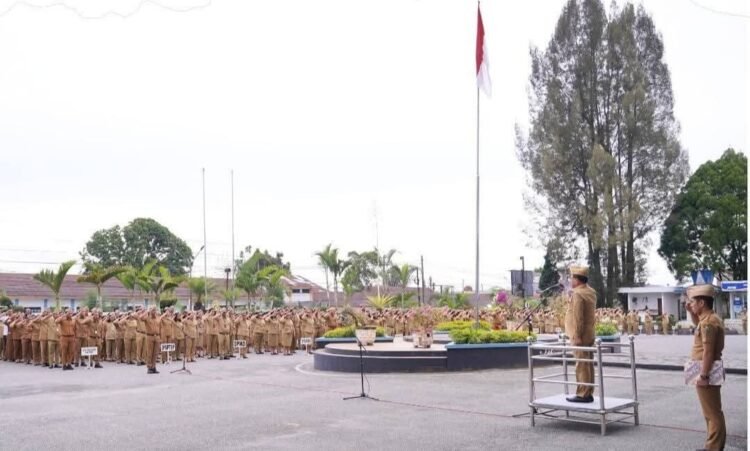 Bupati Karo Memimpin Apel Gabungan Pemkab Karo, Sekaligus Menyerahkan Penghargaan Agen PESIAR Terbaik 2025