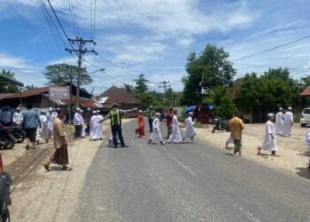 Personil Pos Lantas Polsek Barumun Tengah Laksanakan Pam Padat siang, di depan Mesjid Ar Rahim Desa Binanga.