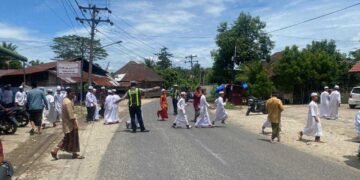 Personil Pos Lantas Polsek Barumun Tengah Laksanakan Pam Padat siang, di depan Mesjid Ar Rahim Desa Binanga.
