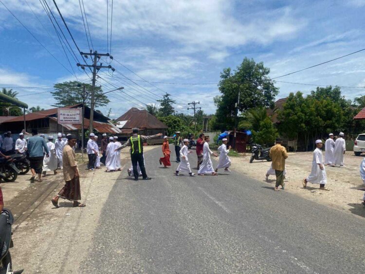 Personil Pos Lantas Polsek Barumun Tengah Laksanakan Pam Padat siang, di depan Mesjid Ar Rahim Desa Binanga.