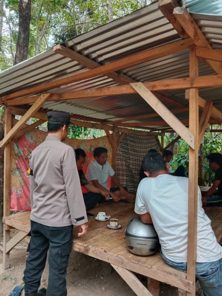 Lewat Sambang dan Tatap Muka Bhabinkamtibmas Ajak Warga Wujudkan Kamtibmas Kondusif