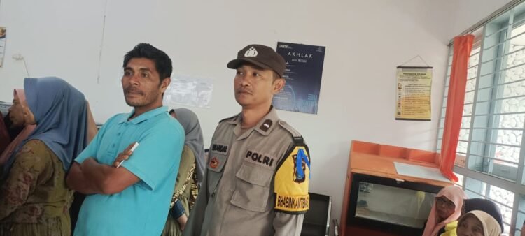 Bhabinkamtibmas Polsek Sosopan Lakukan Pengamanan Penyaluran BLTSKESRA di Kantor Pos