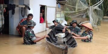 Prajurit Kodim 0212/Tapsel Bantu Evakuasi Korban Banjir Dan Tanah Longsor Diwilayah Tabagsel” –
