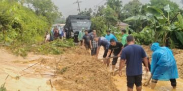 Personel Satrad 103 Sibolga Sigap Bantu Warga Buka Akses Jalan Tertimbun Longsor
