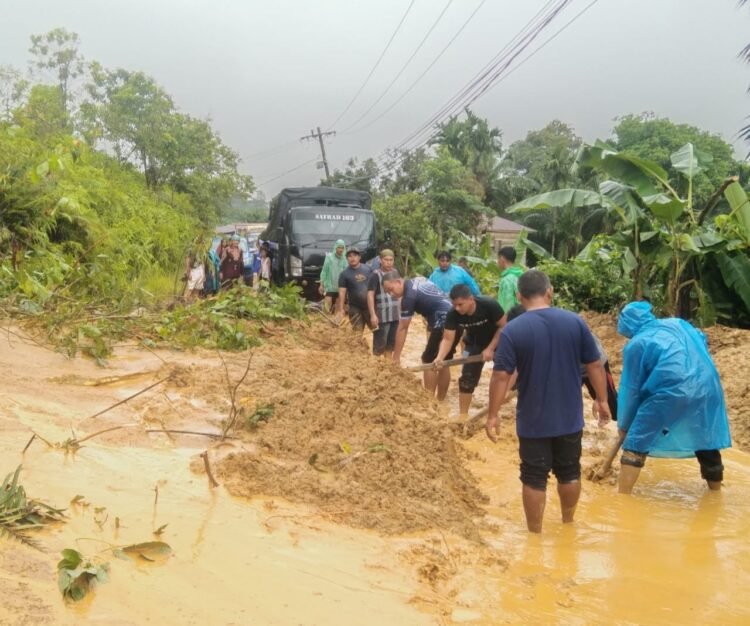 Personel Satrad 103 Sibolga Sigap Bantu Warga Buka Akses Jalan Tertimbun Longsor