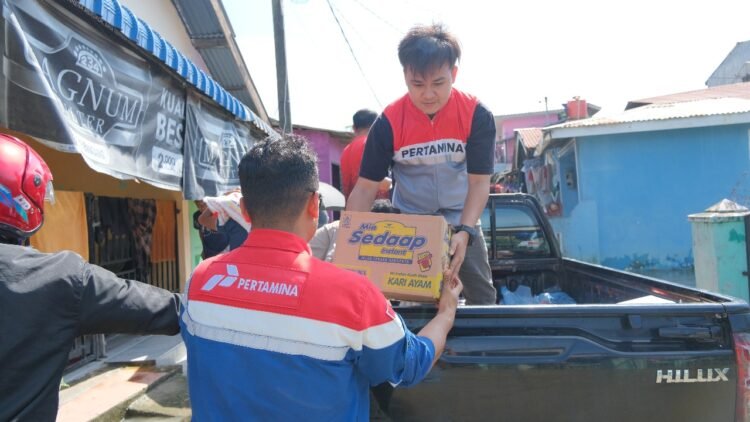 Gerak Cepat Pertamina Patra Niaga Sumbagut Bantu Korban Banjir di Pekan Labuhan