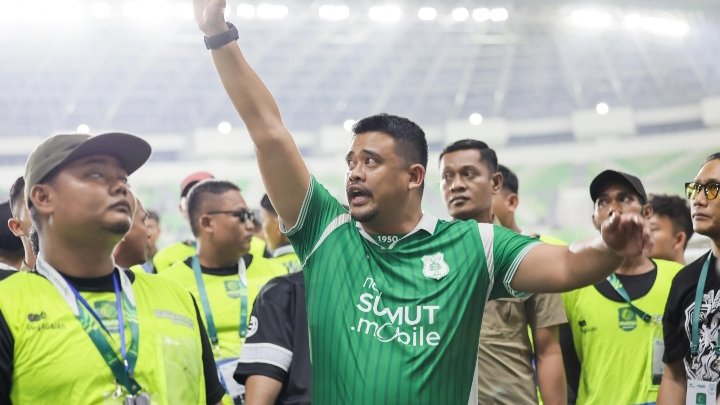 Keren! Bobby Nasution Beri Jerseynya demi Redakan Amarah Suporter