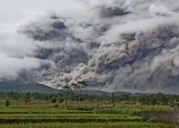 Gunung Semeru Alami 32 Kali Gempa Guguran: Status Awas Level IV!