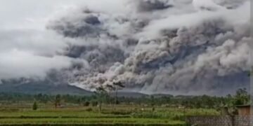 Gunung Semeru Alami 32 Kali Gempa Guguran: Status Awas Level IV! 