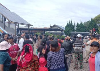 Warga Kandibata Geruduk DPRD Karo, Tagih Janji PT Karo Bumi Energi dan PT Senina Hidro Energi