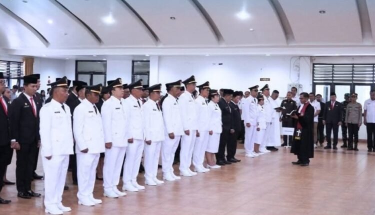 Bupati Karo Lantik 42 Pejabat Administrator dan Pengawas di Lingkungan Pemkab Karo