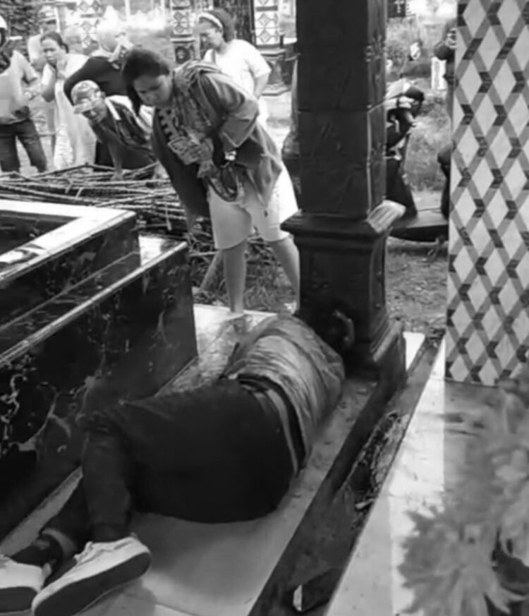 Pria Penuh Luka Bacok Ditemukan di Pekuburan