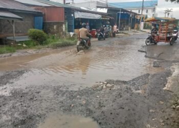 Tiga Tahun Tak Diperbaiki, Jalan Besar Namorambe Jadi Lubang Perangkap Pengendara