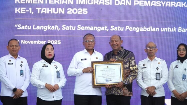 Pemkab Langkat Terima Penghargaan Mitra Kerja Pada Hari Bhakti Imigrasi Kemasyarakatan