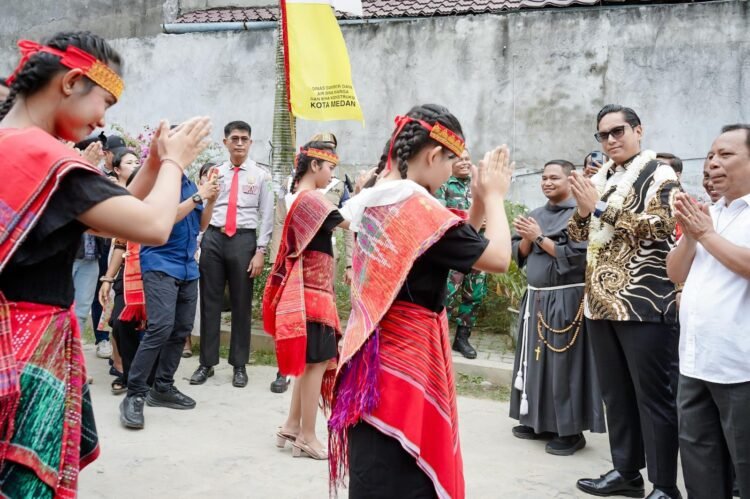 Safari Natal di Paroki St. Fransiskus Assisi Padang Bulan, Rico Waas Ajak Jemaat Perkuat Keharmonisan Keluarga