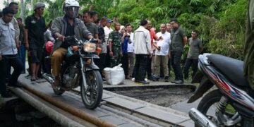 Gubernur Bobby Nasution Tinjau Korban Banjir di Langkat, Salurkan Bantuan dan Dengarkan Kebutuhan Masyarakat