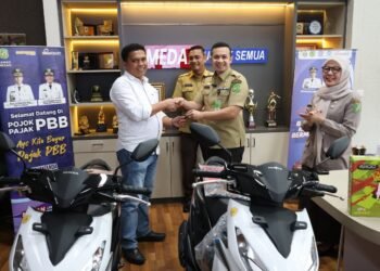 Bapenda Kota Medan Serahkan Hadiah Pemenang Undian Semarak Bayar Pajak 2025