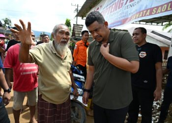 Bobby Nasution Terobos Daerah Banjir dan Longsor Parah di Tapteng, Salurkan Bantuan Logistik, Air Bersih dan Internet