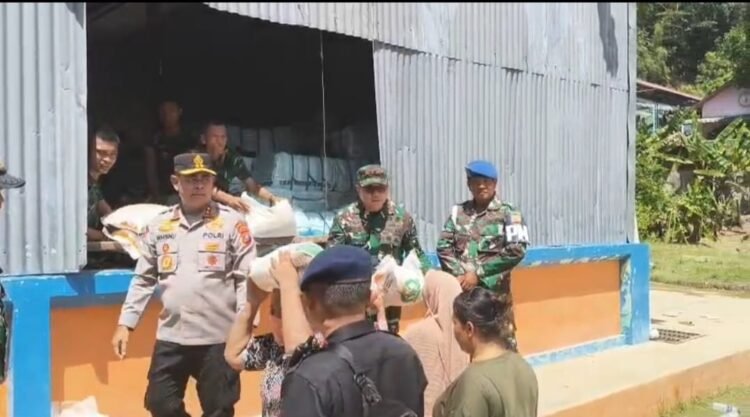 Pangdam I/BB dan Kapolda Sumut Awasi Langsung Pembagian Beras di Gudang Bulog Sibolga