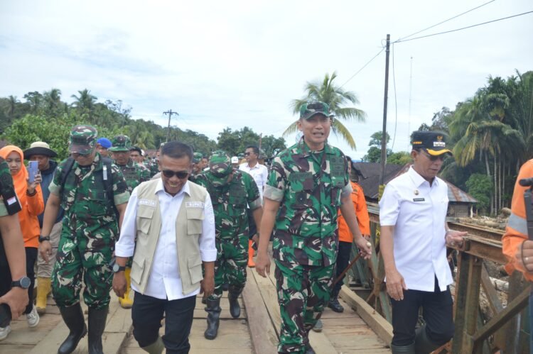 Pangdam I/BB Beserta Rombongan Kunjungi Lokasi Bencana dan Peninjauan Jalan Terputus di Tapanuli Selatan