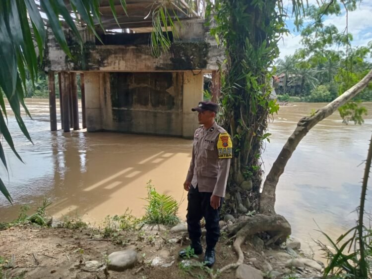 Antisipasi Bencana Banjir, Kapolsek Barumun Tengah Pantau dan Cek Debit Air