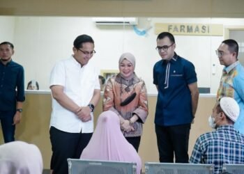 Rico Waas Jenguk Korban Banjir di RS Hermina Medan