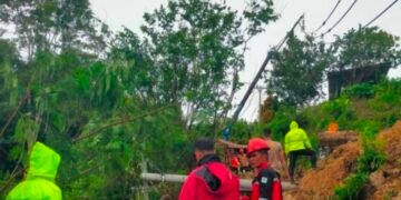 Wakapolres Pakpak Bharat Pimpin Pembersihan di Lokasi Terdampak Longsor