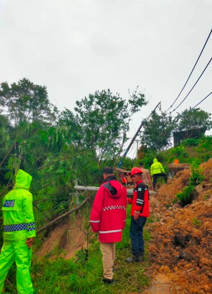 Wakapolres Pakpak Bharat Pimpin Pembersihan di Lokasi Terdampak Longsor