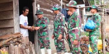 Satgas Yonif 122/TS Kirim Bantuan Makanan ke Warga Terjebak Longsor di Rampah