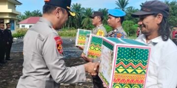 Kapolres Padang Lawas Berikan Bingkisan Nataru Kepada Personil dan Perwakilan Insan Pers