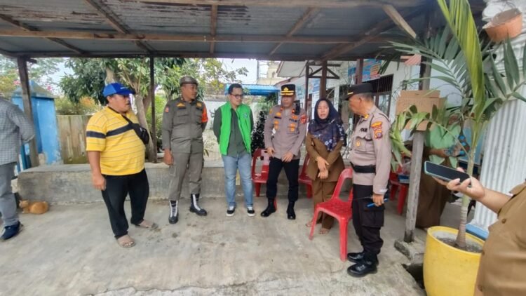 Kapolsek Pancur Batu Pastikan Air PDAM Kembali Mengalir ke Korban Banjir