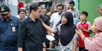 Rico Waas Tinjau Pembersihan SDN 060907 yang Terendam Banjir Semeter Lebih