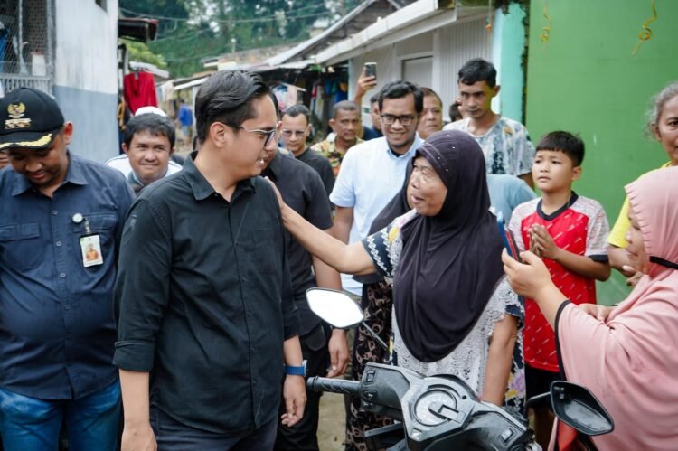 Rico Waas Tinjau Pembersihan SDN 060907 yang Terendam Banjir Semeter Lebih