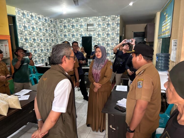 Direktur Keuangan Bulog Tinjau Penyaluran Beras Bencal di Sumut