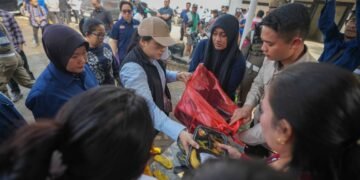 Didampingi Istri, Rico Waas Tinjau Pembersihan Masjid Jami Tanjung Mulia dan Serahkan Bantuan 