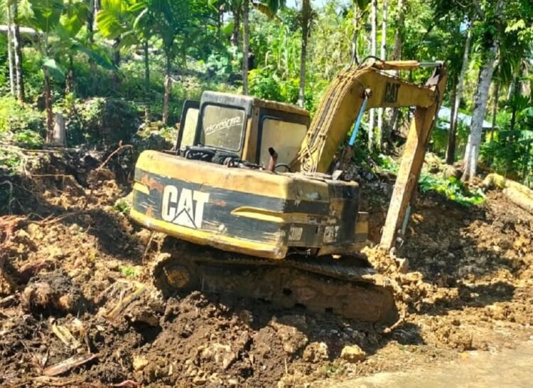 Warga Desa Fadoro Lasara Protes Aktivitas Eskavator dan Dump Truk yang Dinilai Merusak Fasilitas Umum