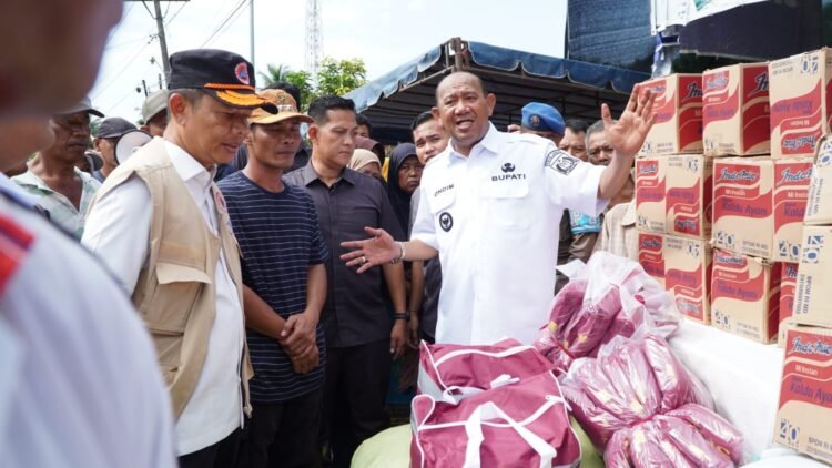 Akses Terputus, Bupati Syah Afandin Naik Getek untuk Salurkan Bantuan ke Warga Pantai Cermin