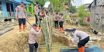 Brimob Poldasu Terus Perbaiki Tanggul Jebol di Tanjung Pura, Danyon: Utamakan Kepentingan Masyarakat