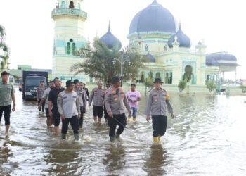 Polres Langkat Salurkan Bantuan Banjir ke Warga Institut Jam’iyah Mahmudiyah Tanjung Pura