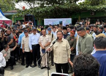 Presiden RI Prabowo Subianto Tinjau Pengungsian Banjir di MAN 1 Tanjung Pura