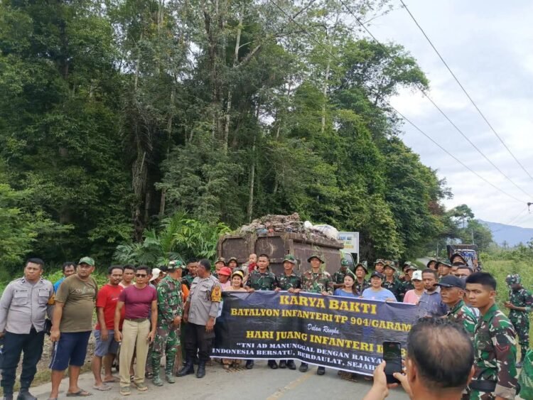 Polsek Mardingding Bersama TNI dan Warga Gelar Gotong Royong di Desa Lingga Muda