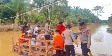 Bergotong Royong Rakit Jembatan Darurat, Polda Sumut Sambungkan Kembali Akses Warga Tapanuli Tengah