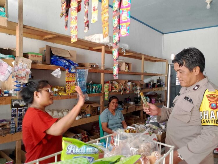 Bhabinkamtibmas Polsek Sosa Patroli Sambangi Warga Desa Binaan