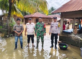 Debit Air Sungai Naik, Bhabinkamtibmas Polsek Sosa Lakukan Patroli dan Pengecekan Lapangan