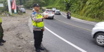 Personel Pos Pam Sembahe Polsek Pancur Batu Laksanakan Pengaturan Lalu Lintas dalam Ops Lilin Toba 2025