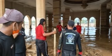 Misi Kemanusiaan Sebulan Penuh, Personel Damkarmat Kota Medan Bersihkan Aceh Tamiang Pascabanjir