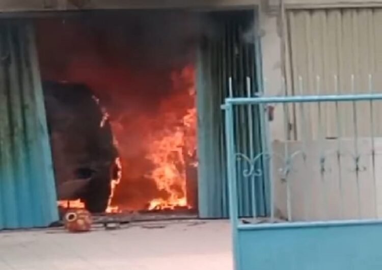 Ruko Terbakar di Jalan Logam, Satu Unit Mobil Hangus