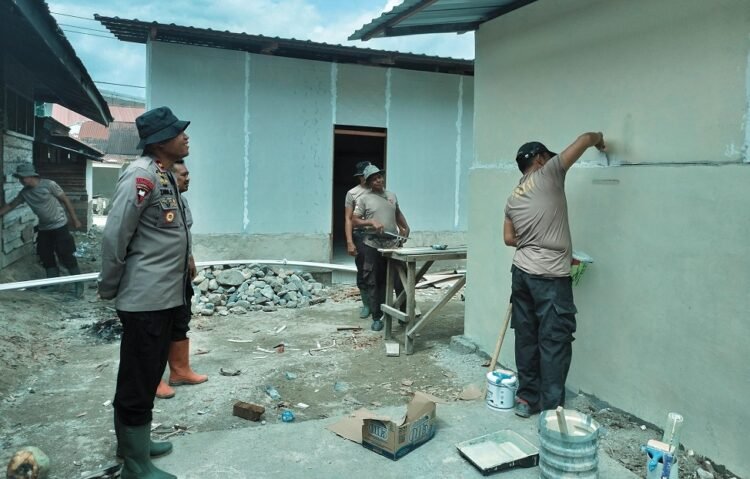 Brimob Polda Sumut Bangun MCK untuk Warga Terdampak Banjir di Tolang Julu