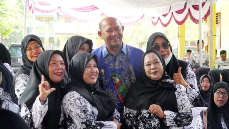 Bupati Langkat Salurkan Donasi PGRI untuk GTK Terdampak Banjir di Tanjung Pura